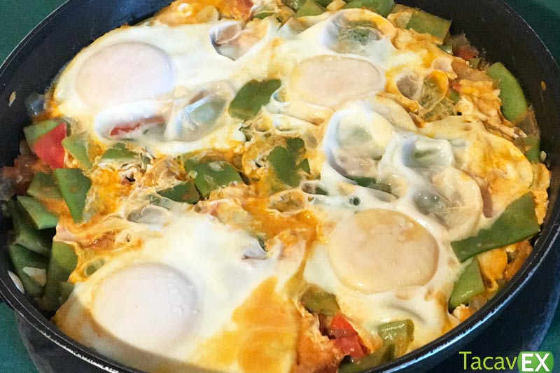 Descargar Huevos escalfados con judías verdes