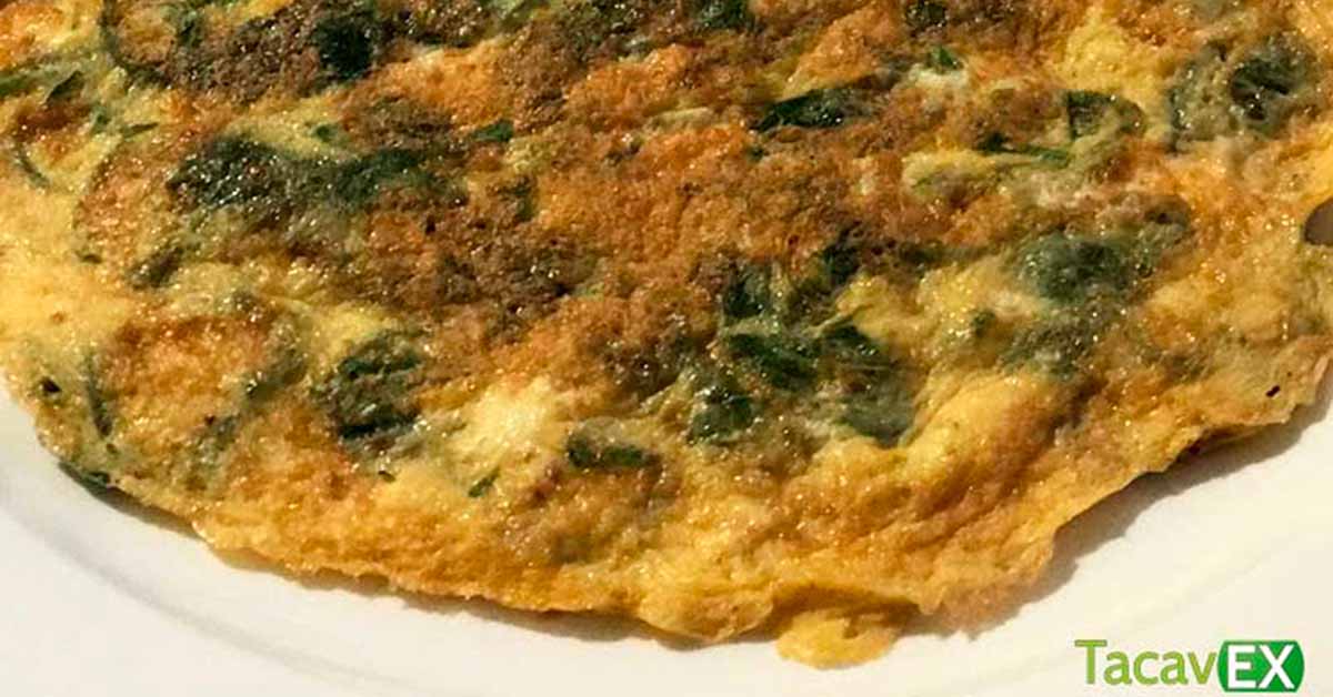 Tortilla de Espinacas y Champiñones desayuno saludable rico en fibra y proteína.
